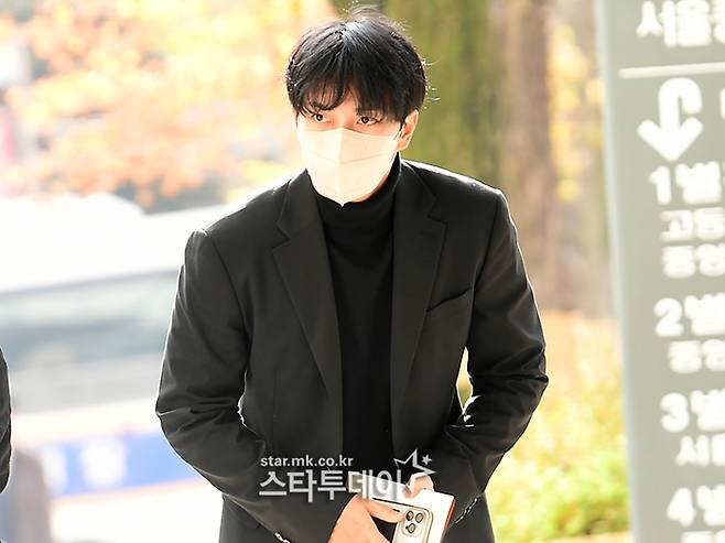 이승기가 전 소속사 후크엔터테인먼트가 제기한 채무부존재확인 소송 변론기일 공판을 위해 법원에 출석하고 있다. 사진ㅣ강영국 기자