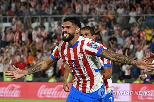 리오넬 스칼로니 감독이 이끄는 아르헨티나 축구 국가대표팀이 15일(한국시간) 파라과이 아순시온에 있는 디펜소레스 델 차코 경기장에서 열린 2026 국제축구연맹(FIFA) 북중미 월드컵(캐나다-미국-멕시코 공동 개최) 남미 지역 예선 11차전에서 1-2로 역전패를 당했다. 메시는 이날 공격형 미드필더로 선발 출전해 풀타임을 뛰었지만, 끝내 공격포인트를 기록하지 못했다. 소속팀 마이애미서부터 공식 3연패째를 기록했다. 메시가 커리어에서 세 경기 연달아 패배한 건 이번에 세 번째다. 연합뉴스