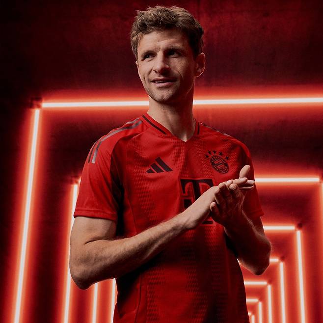 축구 유니폼 전문 사이트 '푸티 헤드라인즈'가 15일(한국시간) 아디다스가 제작하는 바이에른 뮌헨의 2025-2026시즌 홈 유니폼 디자인 유출샷을 공개했다.&nbsp;  매체는 아디다스 뮌헨의 2025-2026시즌 홈 유니폼이 뮌헨을 오마주하기 위해 '전례 없는' 모습을 보여줄 것이다. 거대한 'M'이 선보일 것이다. 이는 뮌헨(Munich)의 첫 문자를 뜻한다고 소개했다.&nbsp;뮌헨