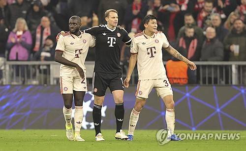 축구 유니폼 전문 사이트 '푸티 헤드라인즈'가 15일(한국시간) 아디다스가 제작하는 바이에른 뮌헨의 2025-2026시즌 홈 유니폼 디자인 유출샷을 공개했다.&nbsp;  매체는 아디다스 뮌헨의 2025-2026시즌 홈 유니폼이 뮌헨을 오마주하기 위해 '전례 없는' 모습을 보여줄 것이다. 거대한 'M'이 선보일 것이다. 이는 뮌헨(Munich)의 첫 문자를 뜻한다고 소개했다.&nbsp;연합뉴스