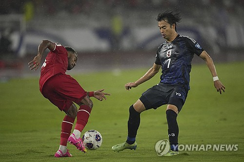 신태용 감독이 이끄는 인도네시아 축구 대표팀이 15일(한국시간) 인도네시아 자카르타에 있는 겔로라 붕 카르노 경기장에서 열린 일본과의 2026 국제축구연맹(FIFA) 북중미 월드컵(캐나다-미국-멕시코 공동 개최) 아시아 지역 3차 예선 C조 5차전에서 0-4 완패를 당했다.  지난 1989년 6월 맞대결 이후 35년 만에 일본을 홈으로 불러들인 인도네시아는 깊이 내려선 수비진이 실수로 무너지면서 완패를 당했다. 연합뉴스