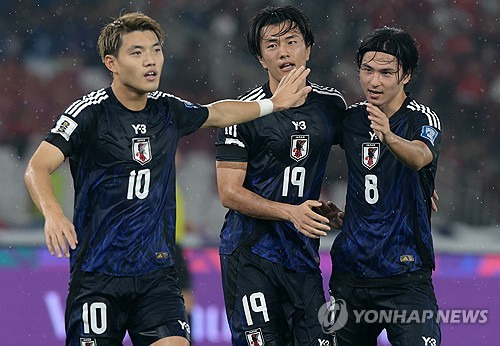 신태용 감독이 이끄는 인도네시아 축구 대표팀이 15일(한국시간) 인도네시아 자카르타에 있는 겔로라 붕 카르노 경기장에서 열린 일본과의 2026 국제축구연맹(FIFA) 북중미 월드컵(캐나다-미국-멕시코 공동 개최) 아시아 지역 3차 예선 C조 5차전에서 0-4 완패를 당했다.  지난 1989년 6월 맞대결 이후 35년 만에 일본을 홈으로 불러들인 인도네시아는 깊이 내려선 수비진이 실수로 무너지면서 완패를 당했다. 연합뉴스