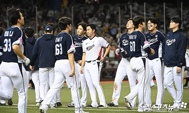 15일 오후 대만 타이베이돔에서 열린 '2024 WBSC(세계야구소프트볼연맹) 프리미어12' B조 조별리그 3차전 대한민국과 일본의 경기, 대한민국이 3:6의 스코어로 패배했다.  경기 종료 후 한국 선수들이 아쉬워하고 있다. 타이베이(대만), 박지영 기자