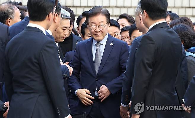 공직선거법 관련 선고공판 출석하는 이재명 대표 (서울=연합뉴스) 김도훈 기자 = 공직선거법상 허위사실 공표 혐의를 받는 더불어민주당 이재명 대표가 15일 오후 서울 서초구 서울중앙지법에서 열린 1심 선고공판에 출석하고 있다. 2024.11.15 superdoo82@yna.co.kr