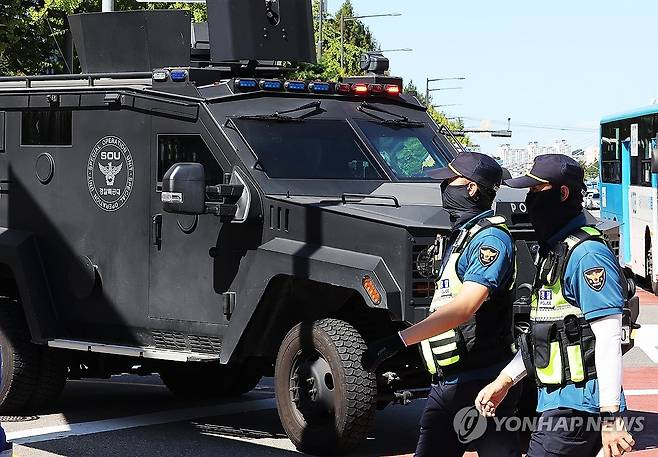 장갑차 배치된 야탑역 [촬영 홍기원]