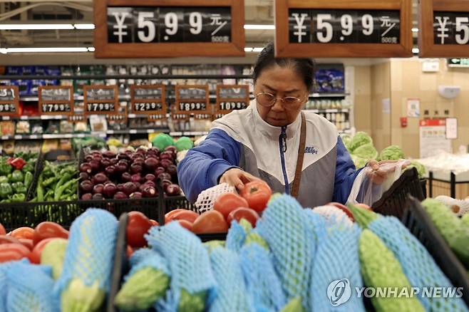 중국 베이징의 상점에서 장을 보는 시민 [로이터=연합뉴스 자료사진]