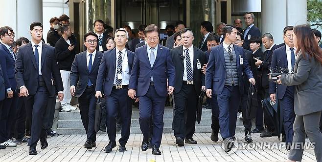 이재명 대표, 선거법 위반 1심 징역형 집행유예 선고 (서울=연합뉴스) 김도훈 기자 = 더불어민주당 이재명 대표가 15일 오후 서울 서초구 서울중앙지법에서 열린 공직선거법 위반 혐의 관련 1심 선고 공판을 마친 뒤 법원 청사를 나서고 있다.
    이날 서울중앙지법 형사합의34부(한성진 부장판사)는 공직선거법 위반 혐의로 불구속기소된 이 대표에게 징역 1년에 집행유예 2년을 선고했다. 2024.11.15 superdoo82@yna.co.kr