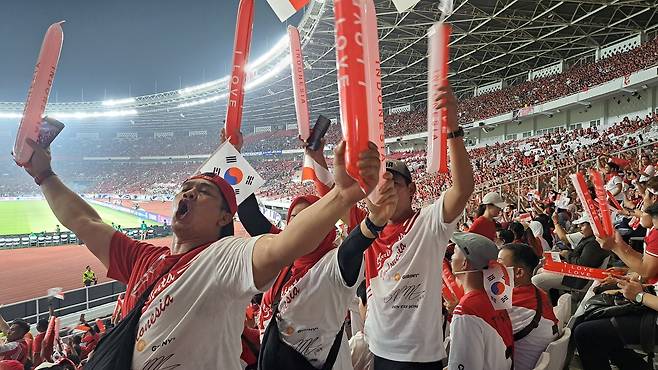 응원하는 인도네시아 축구팬 (자카르타=연합뉴스) 박의래 특파원 = 15일(현지시간) 2026 북중미 월드컵 아시아지역 3차 예선 인도네시아 대 일본의 경기가 열린 인도네시아 자카르타 겔로라 붕 카르노(GBK) 경기장에서 인도네시아 축구 팬들이 태극기와 인도네시아 국기를 흔들며 열정적으로 응원하고 있다. 2024.11.15. photo@yna.co.kr