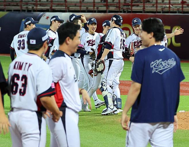 16일 오후 대만 타이베이 톈무야구장에서 열린 세계야구소프트볼연맹(WBSC) 프리미어12 2024 B조 조별리그 대한민국과 도미니카공화국의 경기. 승리를 거둔 대한민국 선수들이 함께 기뻐하고 있다. 사진=연합뉴스