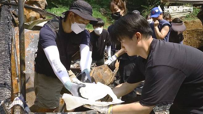 동물자유연대 활동가들이 지난 8월 화재가 발생한 남양주 진건읍 보호소에서 현장 수습을 돕고 있다. (동물자유연대 제공) ⓒ 뉴스1