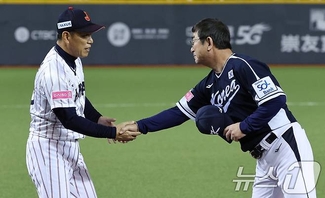 15일(현지시간) 오후 대만 타이베이시 타이베이돔에서 열린 2024 WBSC 프리미어12 B조 예선 대한민국과 일본의 경기에 앞서 대표팀 류중일 감독이 이바타 히로카즈 일본 감독과 악수하고 있다. 2024.11.15/뉴스1 ⓒ News1 장수영 기자