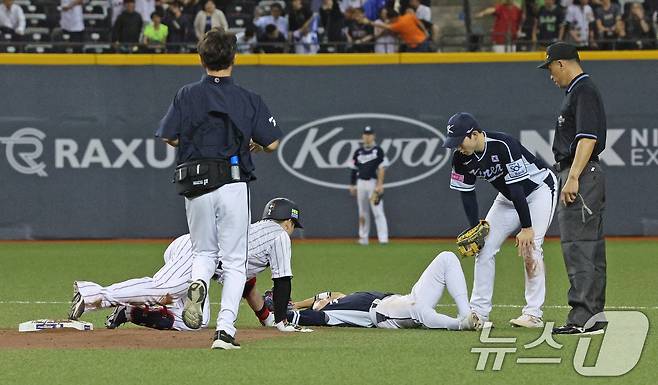 15일(현지시간) 오후 대만 타이베이시 타이베이돔에서 열린 2024 WBSC 프리미어12 B조 예선 대한민국과 일본의 경기, 7회말 일본 공격 2사 상황에서 대한민국 2루사 신민재가 일본 마키의 슬라이딩 태클에 충동해 쓰러져 있다. 2024.11.15/뉴스1 ⓒ News1 장수영 기자