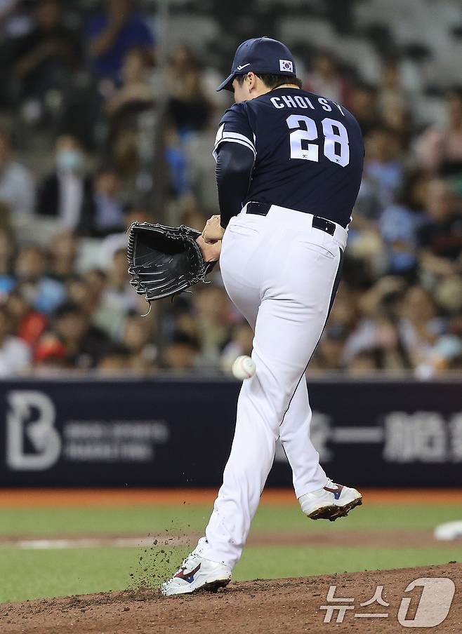 15일(현지시간) 오후 대만 타이베이시 타이베이돔에서 열린 2024 WBSC 프리미어12 B조 예선 대한민국과 일본의 경기, 2회말 일본공격 2사 1루 상황에서 대한민국 선발 최승용이 사카쿠라의 내야안타에 맞고 있다. 2024.11.15/뉴스1 ⓒ News1 장수영 기자