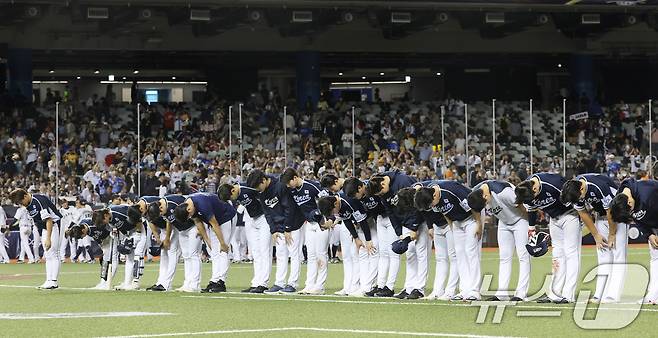 15일(현지시간) 오후 대만 타이베이시 타이베이돔에서 열린 2024 WBSC 프리미어12 B조 예선 대한민국과 일본의 경기에서 3대 6으로 패한 대표팀 선수들이 그라운드에 서서 팬들에게 인사하고 있다. 2024.11.15/뉴스1 ⓒ News1 장수영 기자