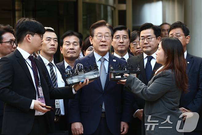 이재명 더불어민주당 대표가 15일 서울 서초구 서울중앙지방법원에서 열린 '공직선거법 위반' 1심 선고 공판에서 징역 1년에 집행유예 2년을 선고받은 뒤 법원을 나서며 심정을 밝히고 있다./뉴스1 ⓒ News1 김민지 기자