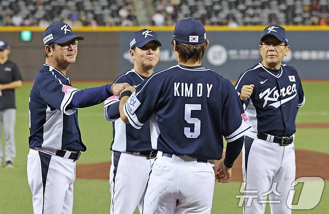 15일(현지시간) 오후 대만 타이베이시 타이베이돔에서 열린 2024 WBSC 프리미어12 B조 예선 대한민국과 일본의 경기에 앞서 대표팀 류중일 감독과 김도영이 주먹을 맞대고 있다. 2024.11.15/뉴스1 ⓒ News1 장수영 기자