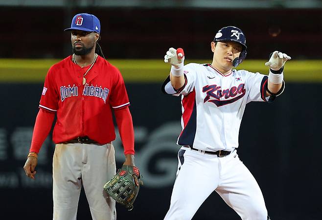 16일 오후 대만 타이베이 톈무야구장에서 열린 세계야구소프트볼연맹(WBSC) 프리미어12 2024 B조 조별리그 대한민국과 도미니카공화국의 경기.6회말 2사 2루에서 박동원이 1타점 적시타를 치고 아파트 세리머니를 하고 있다. 사진 | 타이베이=연합뉴스