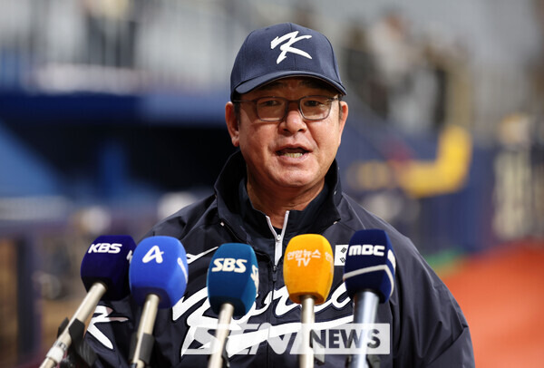 류중일 한국 야구대표팀 감독이 30일 서울 구로구 고척스카이돔에서 2024 WBSC 프리미어12 대표팀 훈련에 앞서 인터뷰하고 있다. 사진┃뉴시스