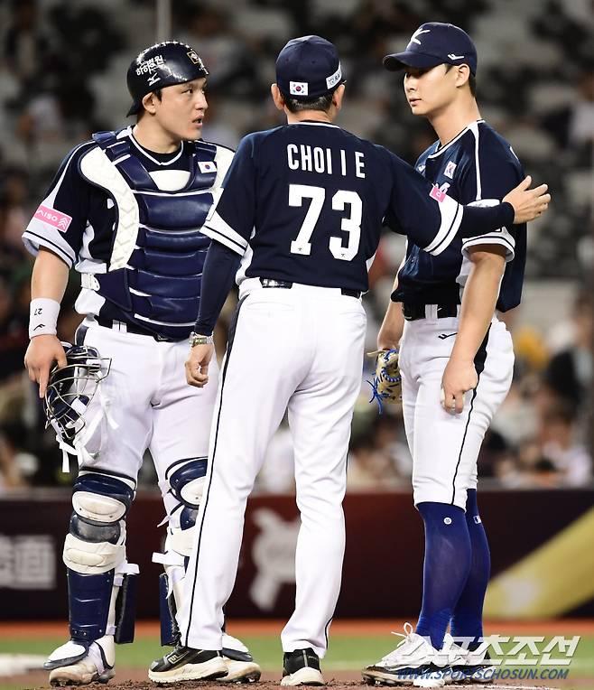 5회 2사 만루. 교체되는 곽도규.