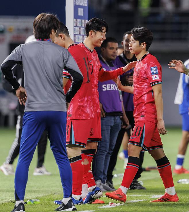 손흥민과 이강인의 승리 자축법은?

    (쿠웨이트시티=연합뉴스) 황광모 기자 = 14일 오후(현지시간) 쿠웨이트 자베르 알 아흐메드 국제 경기장에서 열린 2026 북중미 월드컵 아시아지역 3차 예선 B조 5차전 한국과 쿠웨이트의 경기. 

    한국 축구대표팀의 손흥민이 경기를 마친 이강인을 바라보며 격려하고 있다.  2024.11.15