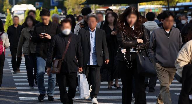 지난달 서울 종로구 세종대로 사거리에서 출근길을 재촉하는 직장인들. 기업과 공공기관을 둘러싼 대내외 환경이 급변하면서 중간관리자들의 책임이 무거워졌지만, 관리자의 권위는 예전 같지 않다. /뉴시스