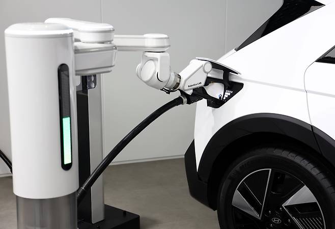 지난 10월 서울 코엑스에서 열린 서울스마트라이프위크 현대자동차관에 전기차 충전 로봇이 충전을 하고 있다. /연합뉴스