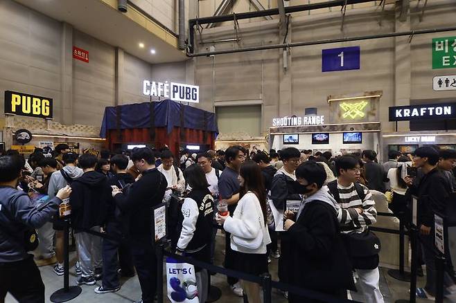 벡스코 제1전시장에 펍지 배틀그라운드 IP를 활용한 휴게 공간인 ‘카페 펍지’가 마련됐다. 관람객들은 게임의상징적인 요소를 모티브로 한 다양한 도넛과 음료를 즐기고 한정판 굿즈를 획득할 수 있다. ⓒ크래프톤