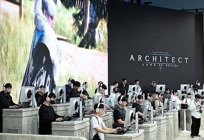 지스타 2024 관람객들이 하이브IM ‘아키텍트: 랜드 오브 엑자일’ 시연 버전을 플레이하고 있다. ⓒ하이브IM
