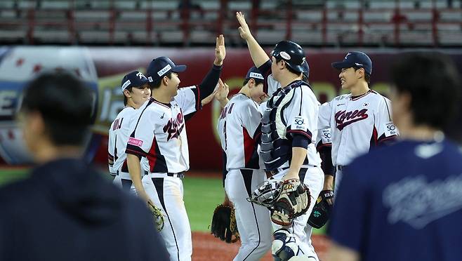 16일(현지시간) 대만 타이베이시 톈무 야구장에서 열린 2024 WBSC 프리미어12 B조 예선 대한민국과 도미니카공화국의 경기에서 9대 6으로 승리한 야구 대표팀 선수들이 자축하고 있다. 타이베이=뉴스1