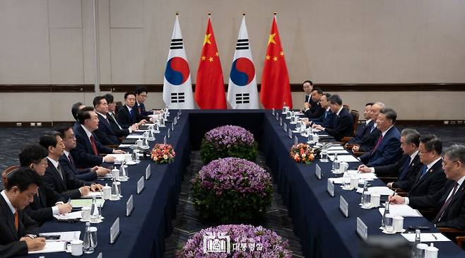 윤석열 대통령이 15일(현지시간) 페루 리마의 한 호텔에서 시진핑 중국 국가 주석과 한중 정상회담을 하고 있다. (대통령실 홈페이지) /사진=뉴스1화상