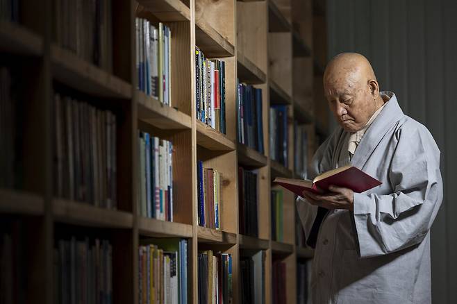 지난 3일 경남 양산시 하북면 통도사의 ‘하우스 서고’에서 조계종 종정이자 통도사 방장인 성파 스님이 그동안 모아온 책들을 보고 있다. 서고는 2018년부터 전국에서 보내온 ‘갈 곳 없던 종이책’ 70여만권으로 가득하다. 김진수 선임기자 jsk@hani.co.kr