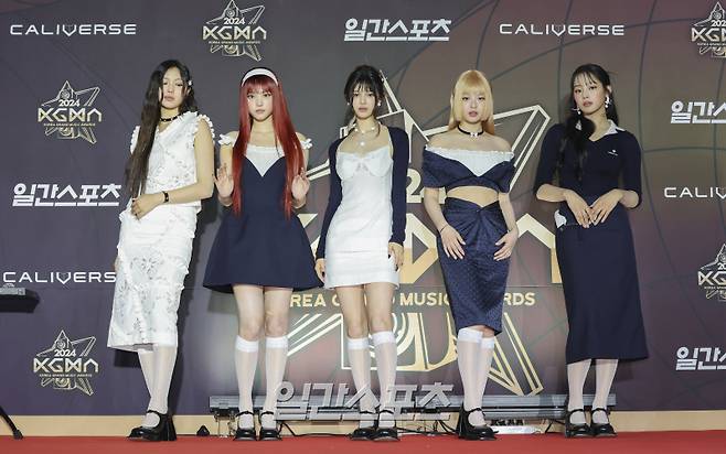 [2024 KGMA] 그룹 뉴진스가 16일 인천 중구 운서동 인스파이어 아레나에서 열린 '2024 코리아그랜드뮤직어워즈(KGMA)' 첫째날 아티스트데이 레드카펫 행사에 참석해 포즈를 취하고 있다. 일간스포츠(이데일리M)가 주최하고 KGMA 조직위원회가 주관하는 '2024 KGMA'는 올해 창간 55주년을 맞은 일간스포츠가 대한민국 대중음악계에 새로운 패러다임을 제시하기 위해 새롭게 개최하는 시상식으로 16, 17일 이틀간 펼쳐진다. 영종도(인천)=KGMA특별취재반 /2024.11.16/