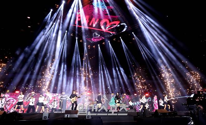 [2024 KGMA] 그룹 QWER이 16일 인천 중구 운서동 인스파이어 아레나에서 열린 '2024 코리아그랜드뮤직어워즈(KGMA)' 첫째날 아티스트데이에서 베스트 밴드상을 수상하고 멋진 무대를 꾸미고 있다. 일간스포츠(이데일리M)가 주최하고 KGMA 조직위원회가 주관하는 '2024 KGMA'는 올해 창간 55주년을 맞은 일간스포츠가 대한민국 대중음악계에 새로운 패러다임을 제시하기 위해 새롭게 개최하는 시상식으로 16, 17일 이틀간 펼쳐진다. 영종도(인천)=KGMA특별취재반 /2024.11.16/