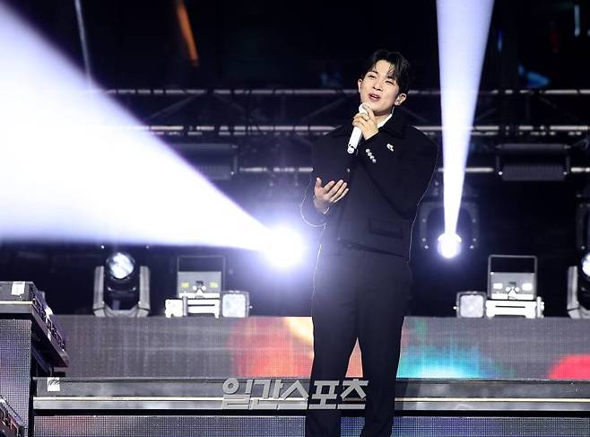 [2024 KGMA] 유회승이 16일 인천 중구 운서동 인스파이어 아레나에서 열린 '2024 코리아그랜드뮤직어워즈(KGMA)' 첫째날 아티스트데이에서 배스트 OST을 수상하고 멋진 무대를 꾸미고 있다. 일간스포츠(이데일리M)가 주최하고 KGMA 조직위원회가 주관하는 '2024 KGMA'는 올해 창간 55주년을 맞은 일간스포츠가 대한민국 대중음악계에 새로운 패러다임을 제시하기 위해 새롭게 개최하는 시상식으로 16, 17일 이틀간 펼쳐진다. 영종도(인천)=KGMA특별취재반 /2024.11.16/