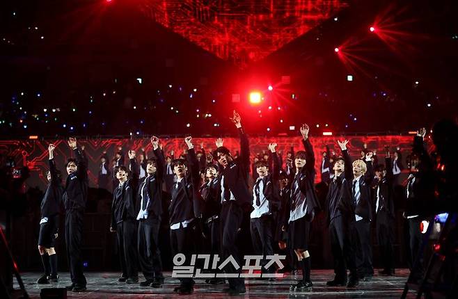 [2024 KGMA] 16일 인천 중구 운서동 인스파이어 아레나에서 열린 '2024 코리아그랜드뮤직어워즈(KGMA)' 첫째날 아티스트데이에서 프로젝트7이 멋진 무대를 꾸미고 있다. 일간스포츠(이데일리M)가 주최하고 KGMA 조직위원회가 주관하는 '2024 KGMA'는 올해 창간 55주년을 맞은 일간스포츠가 대한민국 대중음악계에 새로운 패러다임을 제시하기 위해 새롭게 개최하는 시상식으로 16, 17일 이틀간 펼쳐진다. 영종도(인천)=KGMA특별취재반 /2024.11.16/