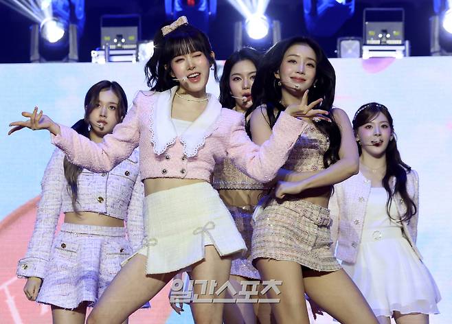 [2024 KGMA] 그룹 스테이씨가 16일 인천 중구 운서동 인스파이어 아레나에서 열린 '2024 코리아그랜드뮤직어워즈(KGMA)' 첫째날 아티스트데이에서 베스트 아티스트상을 수상하고 멋진 무대를 꾸미고 있다. 일간스포츠(이데일리M)가 주최하고 KGMA 조직위원회가 주관하는 '2024 KGMA'는 올해 창간 55주년을 맞은 일간스포츠가 대한민국 대중음악계에 새로운 패러다임을 제시하기 위해 새롭게 개최하는 시상식으로 16, 17일 이틀간 펼쳐진다. 영종도(인천)=KGMA특별취재반 /2024.11.16/