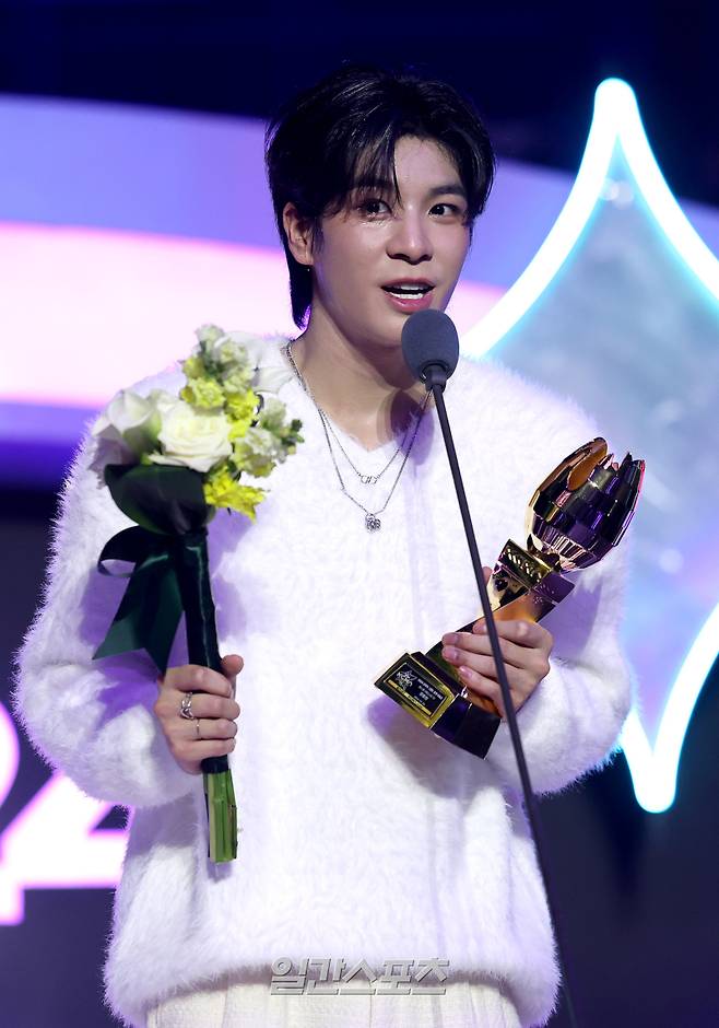 [2024 KGMA] 정동원이 16일 인천 중구 운서동 인스파이어 아레나에서 열린 '2024 코리아그랜드뮤직어워즈(KGMA)' 첫째날 아티스트데이에서 베스트 아티스트상을 받고 수상소감을 말하고 있다. 일간스포츠(이데일리M)가 주최하고 KGMA 조직위원회가 주관하는 '2024 KGMA'는 올해 창간 55주년을 맞은 일간스포츠가 대한민국 대중음악계에 새로운 패러다임을 제시하기 위해 새롭게 개최하는 시상식으로 16, 17일 이틀간 펼쳐진다. 영종도(인천)=KGMA특별취재반 /2024.11.16/