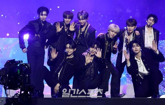 [2024 KGMA] 그룹 제로베이스원이 16일 인천 중구 운서동 인스파이어 아레나에서 열린 '2024 코리아그랜드뮤직어워즈(KGMA)' 첫째날 아티스트데이에서 베스트 아티스트상을 받고 멋진 무대를 꾸미고 있다. 일간스포츠(이데일리M)가 주최하고 KGMA 조직위원회가 주관하는 '2024 KGMA'는 올해 창간 55주년을 맞은 일간스포츠가 대한민국 대중음악계에 새로운 패러다임을 제시하기 위해 새롭게 개최하는 시상식으로 16, 17일 이틀간 펼쳐진다. 영종도(인천)=KGMA특별취재반 /2024.11.16/