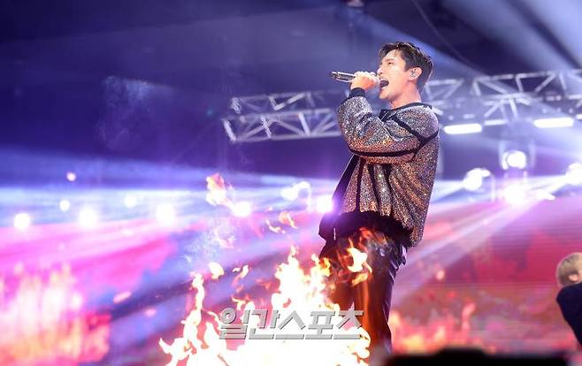 [2024 KGMA] 최강창민 등 동방신기가 16일 인천 중구 운서동 인스파이어 아레나에서 열린 '2024 코리아그랜드뮤직어워즈(KGMA)' 첫째날 아티스트데이에서 K팝 레전더리 아티스트상을 받고 멋진 무대를 꾸미고 있다. 일간스포츠(이데일리M)가 주최하고 KGMA 조직위원회가 주관하는 '2024 KGMA'는 올해 창간 55주년을 맞은 일간스포츠가 대한민국 대중음악계에 새로운 패러다임을 제시하기 위해 새롭게 개최하는 시상식으로 16, 17일 이틀간 펼쳐진다. 영종도(인천)=KGMA특별취재반 /2024.11.16/