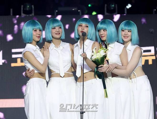 [2024 KGMA] 그룹 (여자)아이들이 16일 인천 중구 운서동 인스파이어 아레나에서 열린 '2024 코리아그랜드뮤직어워즈(KGMA)' 첫째날 아티스트데이에서 2024 그랜드 레코드상을 수상하고 소감을 말하고 있다.일간스포츠(이데일리M)가 주최하고 KGMA 조직위원회가 주관하는 '2024 KGMA'는 올해 창간 55주년을 맞은 일간스포츠가 대한민국 대중음악계에 새로운 패러다임을 제시하기 위해 새롭게 개최하는 시상식으로 16, 17일 이틀간 펼쳐진다. 영종도(인천)=KGMA특별취재반 /2024.11.16/
