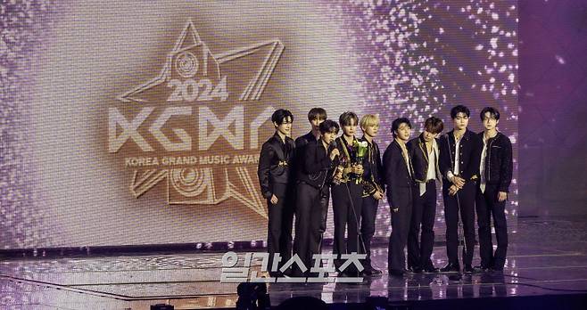 [2024 KGMA] '2024 코리아그랜드뮤직어워즈(KGMA)' 첫째날 행사가 16일 인천 중구 운서동 인스파이어 아레나에서 열렸다.일간스포츠(이데일리M)가 주최하고 KGMA 조직위원회가 주관하는 '2024 KGMA'는 올해 창간 55주년을 맞은 일간스포츠가 대한민국 대중음악계에 새로운 패러다임을 제시하기 위해 새롭게 개최하는 시상식으로 16, 17일 이틀간 펼쳐진다. 2024그랜드아너스초이스 상을 받은 제로베이스원이 수상소감을 말하고 있다. 영종도(인천)=KGMA특별취재반 /2024.11.16/