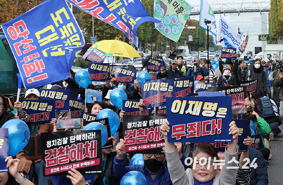 민주시민 국민항쟁 추진연대 회원들이 15일 오전 서울 서초구 서울중앙지방법원 앞에서 이재명 더불어민주당 대표의 '공직선거법 위반' 1심 선고 관련 무죄 판결을 촉구하는 집회를 하고 있다. [사진=곽영래 기자]