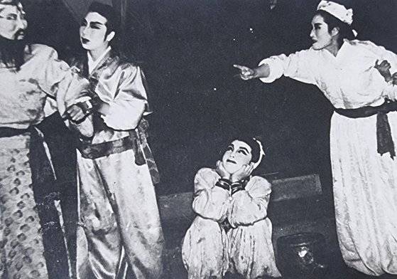 여성국극 ‘귀향가’에서 남장 연기를 하는 임춘앵과 조영숙(가운데 두 사람). [사진 여성국극제작소]