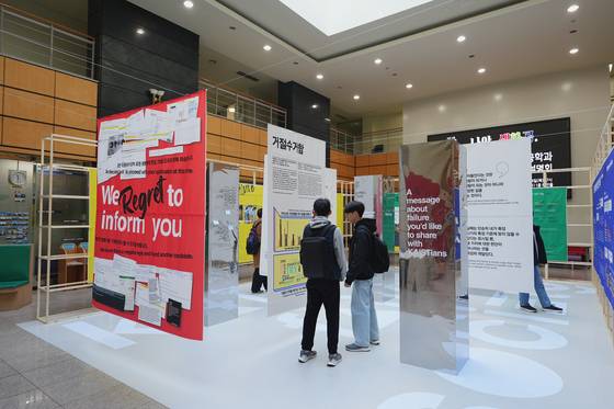 학생들이 실패학회 행사장을 둘러보고 있다.