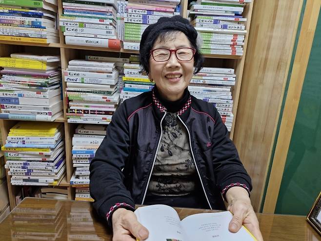 ▲서재에서 환하게 웃는 임금남 시인