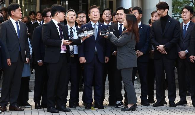 이재명 더불어민주당 대표가 15일 서울 서초구 서울중앙지방법원에서 열린 '공직선거법 위반' 1심 선고 공판에서 징역 1년에 집행유예 2년을 선고받은 뒤 법정을 나서며 취재진 질의에 답하고 있다.  /사진=뉴스1