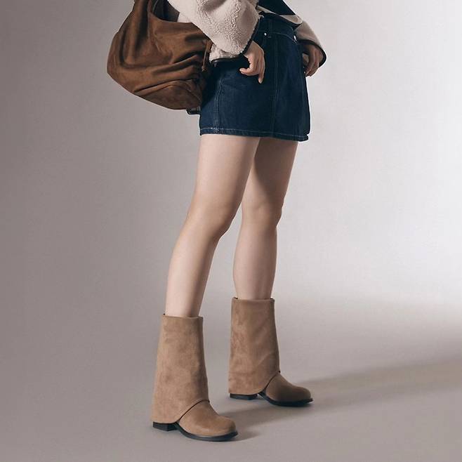 폴딩 부츠의 매력이 다시 부각되기 시작한 것은 2023년 가을, Y2K 패션과 함께 떠오른 레그워머 스타일링이 확장되면서다. 사진 슈펜(@shoopen_kr) 홈페이지 갈무리