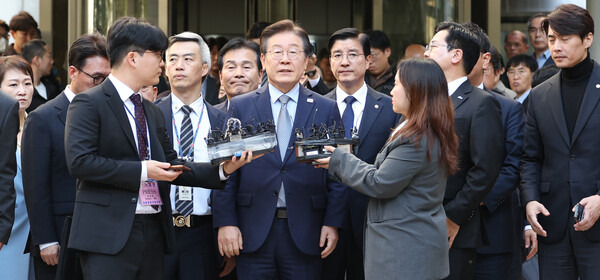 ▲이재명 더불어민주당 대표가 15일 오후 서울중앙지법에서 열린 공직선거법 위반 혐의 1심 선고에서 징역 1년에 집행유예 2년을 선고받은 뒤 법원 청사 앞에 나와 입장을 밝히고 있다. ⓒ연합뉴스