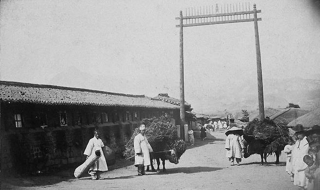 영희전(현 서울 중구 저동 영락교회) 앞의 홍살문(1884년 촬영). 용재 성현은 어진전인 영희전 부근에 시각장애인 단체인 맹청이 있었다고 했다. [미국 보스턴미술관(퍼시벌 로웰 컬렉션)]