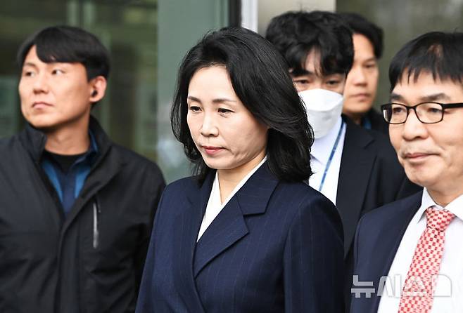 [수원=뉴시스] 김종택기자 = 이재명 더불어민주당 대표의 배우자 김혜경씨가 14일 경기도 수원시 영통구 수원지방법원에서 열린 '공직선거법위반 혐의' 1심 선거 공판을 마친 뒤 법원을 나서고 있다. 2024.11.14. jtk@newsis.com